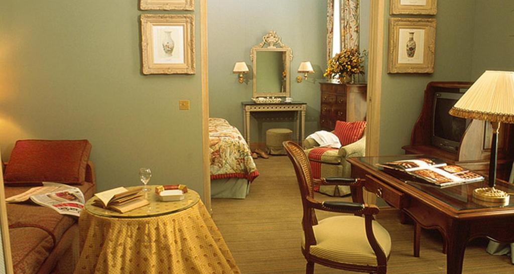 Hotel Chambiges Elysees 4*