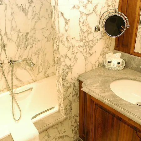 Hotel Chambiges Elysées Parigi